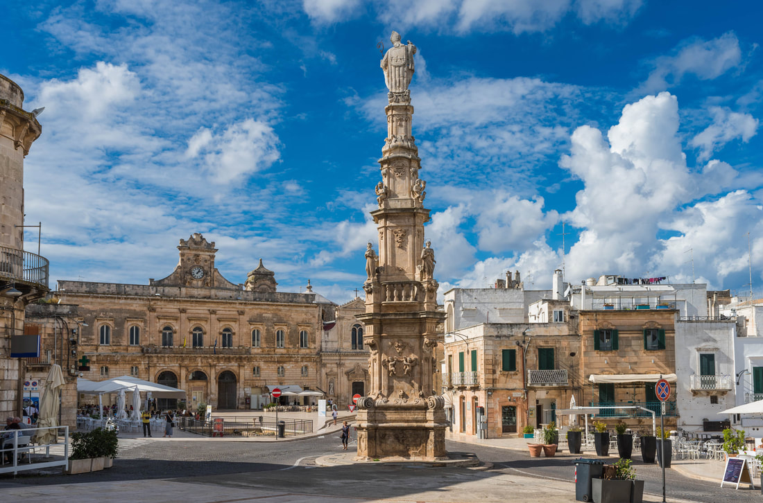 Piazza della Libertà in Ostuni, der weißen Stadt Apuliens