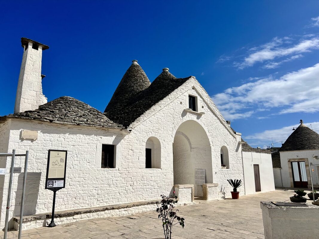 Radfahren bei Alberobello im Itria-Tal, Apulien