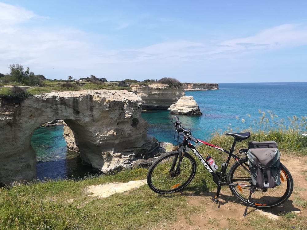 Fahrrad an der Felsenküste von Torre Sant'Andrea im Salento